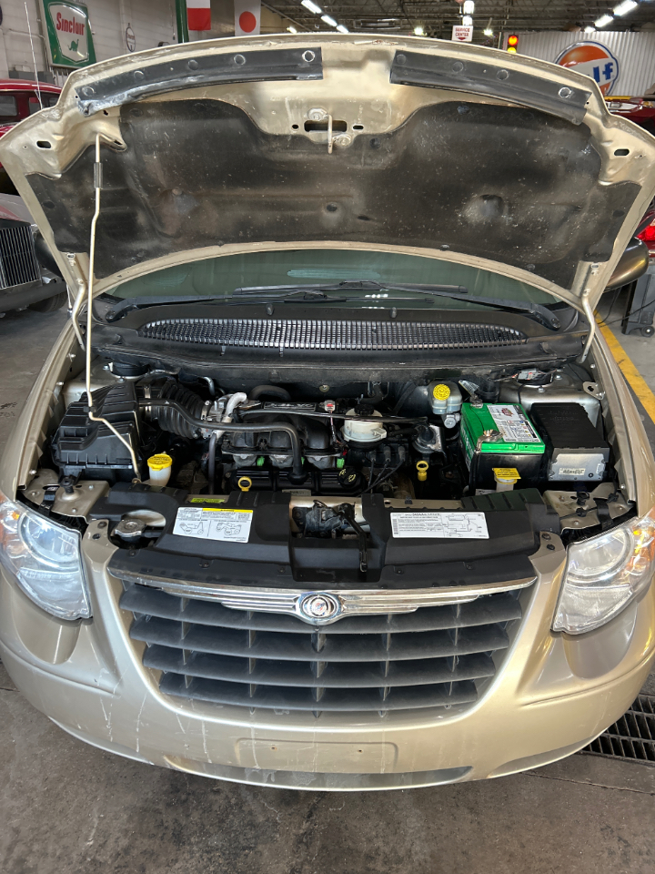 Chrysler Town & Country LX 2005