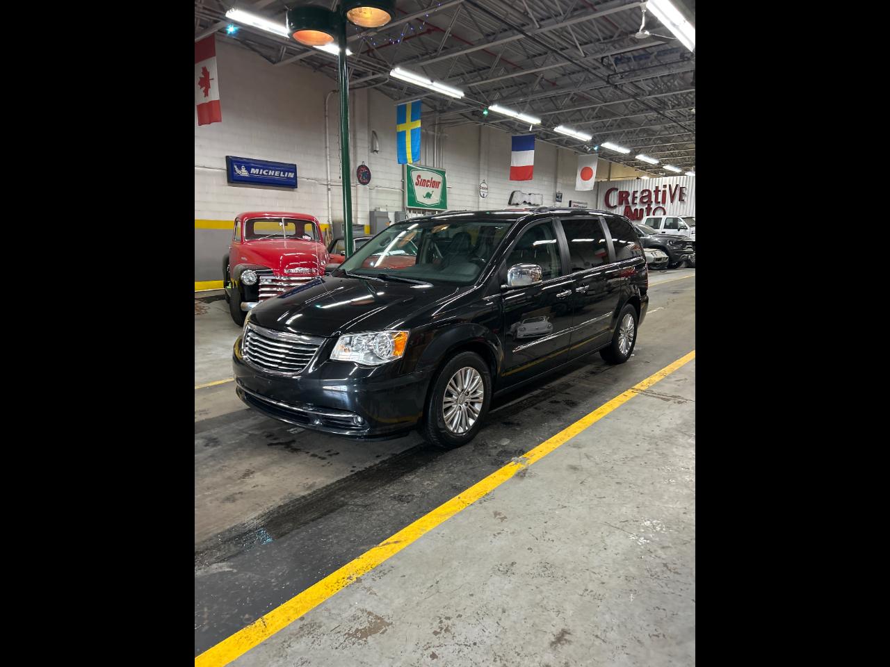 2016 Chrysler Town & Country Touring-L