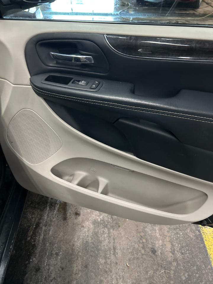 Chrysler Town & Country Touring-L 2016