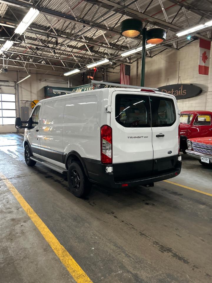 Ford Transit 250 Van Low Roof w/Sliding Pass. 130-in. WB 2019