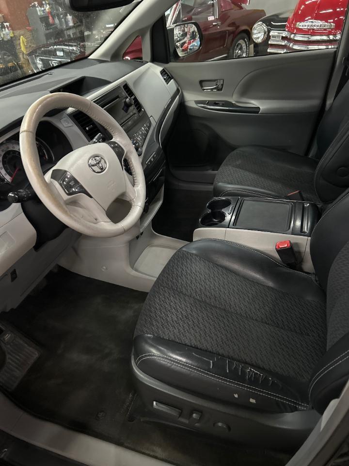 Toyota Sienna 5dr 8-Pass Van V6 SE FWD (Natl) 2013