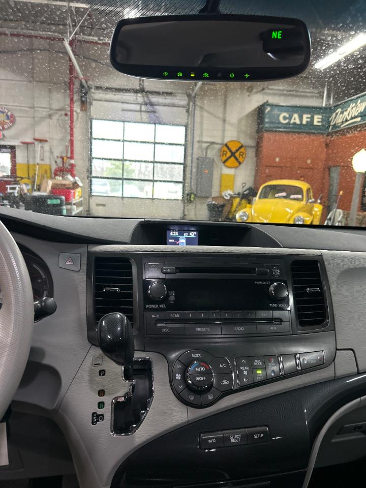 Toyota Sienna 5dr 8-Pass Van V6 SE FWD (Natl) 2013