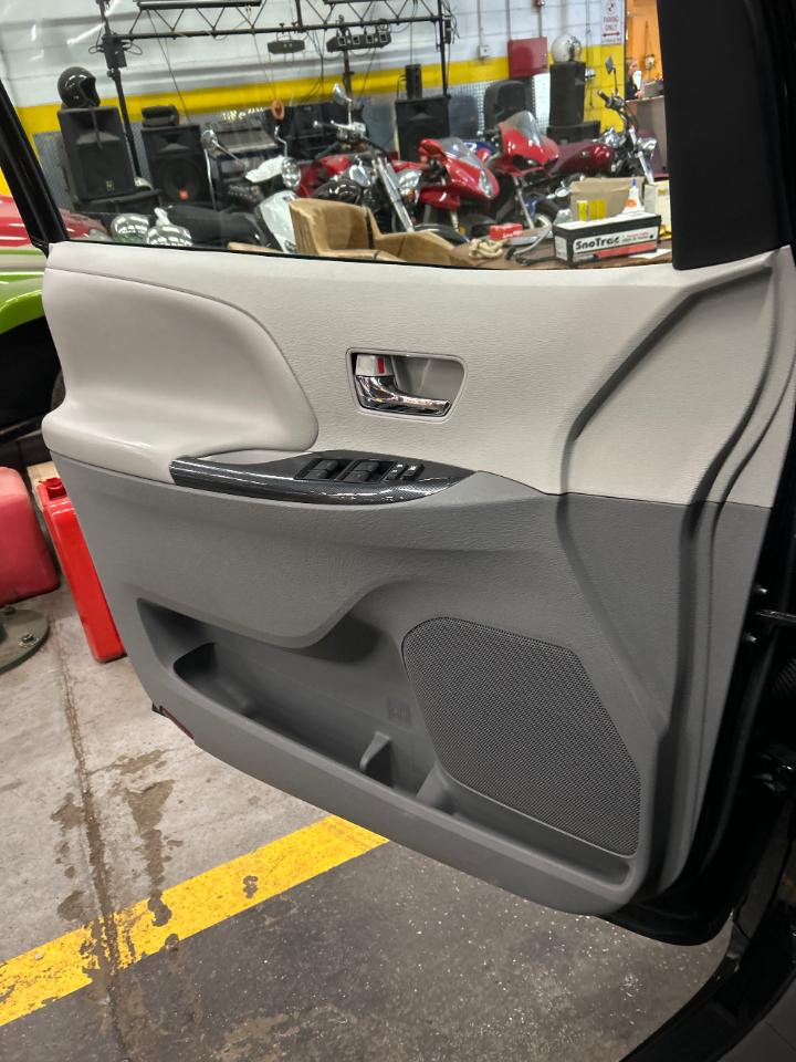 Toyota Sienna 5dr 8-Pass Van V6 SE FWD (Natl) 2013