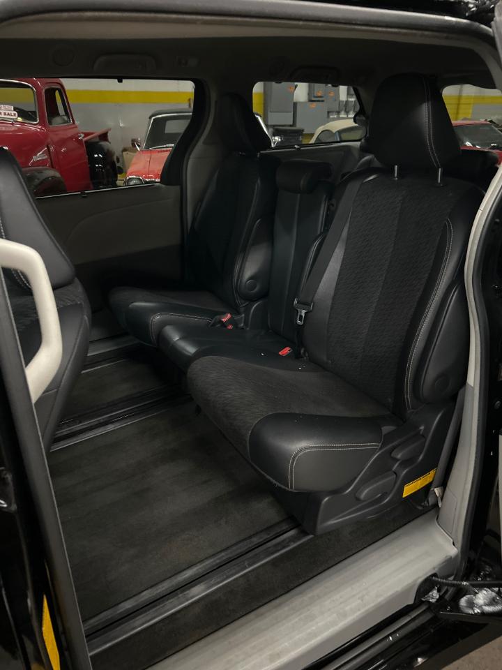 Toyota Sienna 5dr 8-Pass Van V6 SE FWD (Natl) 2013