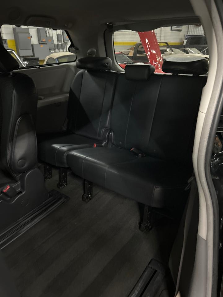 Toyota Sienna 5dr 8-Pass Van V6 SE FWD (Natl) 2013