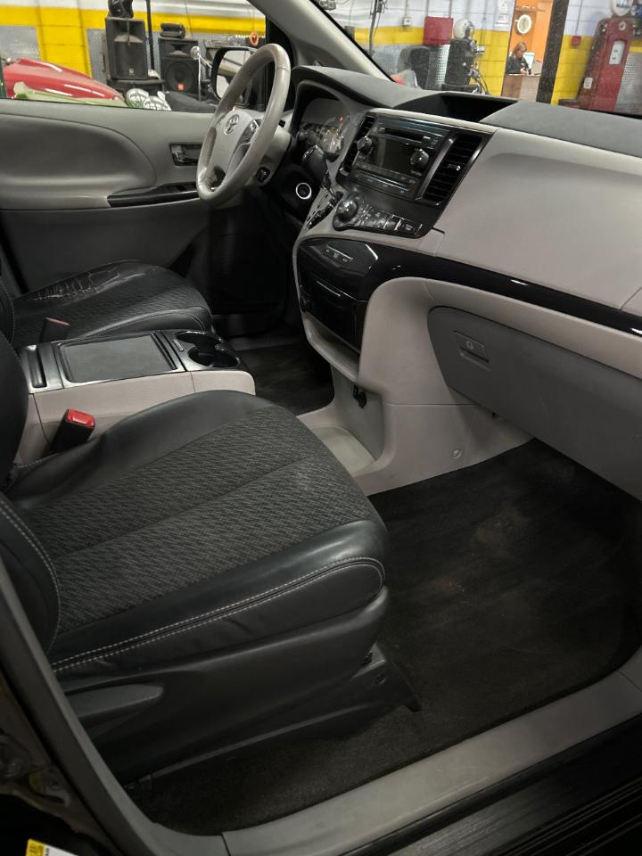 Toyota Sienna 5dr 8-Pass Van V6 SE FWD (Natl) 2013