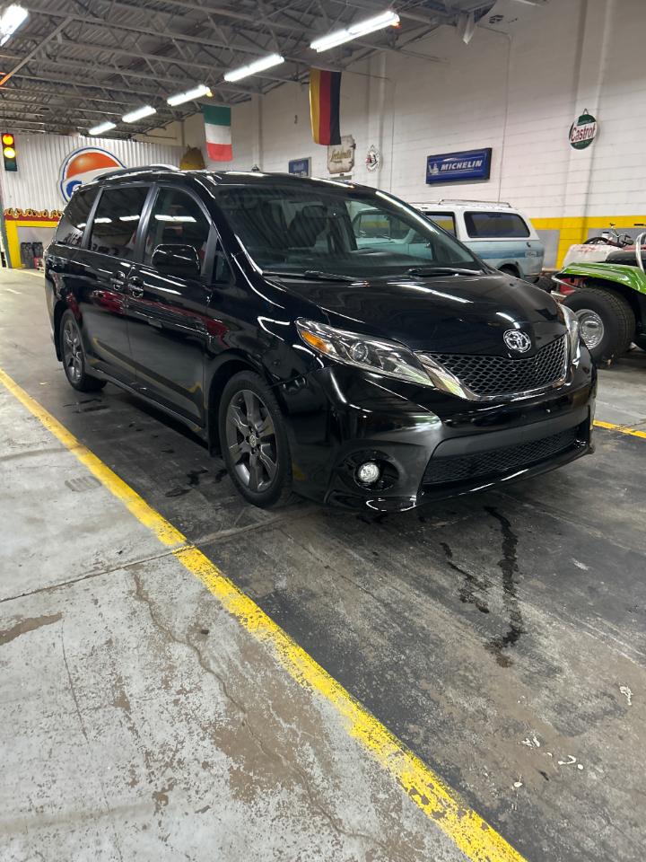 Toyota Sienna SE FWD 8-Passenger FWD V6 2016