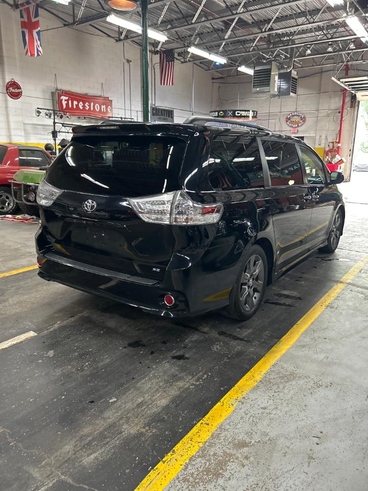 Toyota Sienna SE FWD 8-Passenger FWD V6 2016