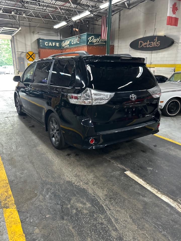 Toyota Sienna SE FWD 8-Passenger FWD V6 2016