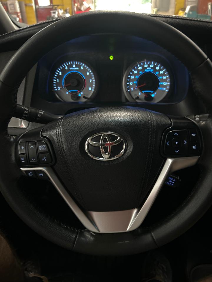 Toyota Sienna SE FWD 8-Passenger FWD V6 2016