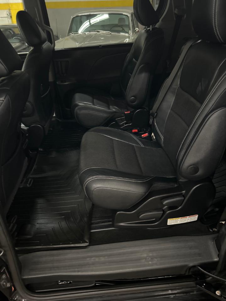 Toyota Sienna SE FWD 8-Passenger FWD V6 2016