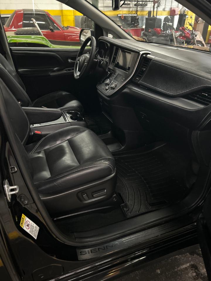 Toyota Sienna SE FWD 8-Passenger FWD V6 2016