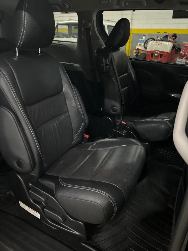 Toyota Sienna SE FWD 8-Passenger FWD V6 2016