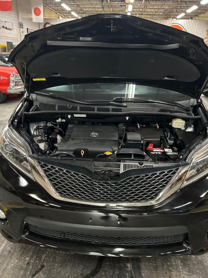 Toyota Sienna SE FWD 8-Passenger FWD V6 2016
