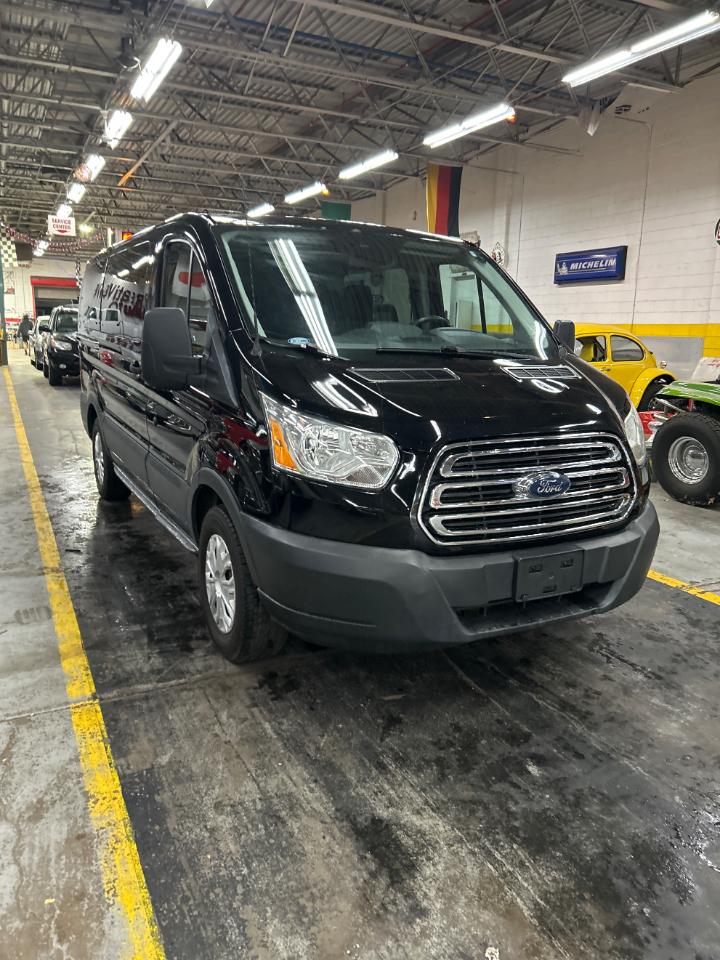Ford Transit 150 Wagon Low Roof XL w/Sliding Pass. 130-in. WB 2017