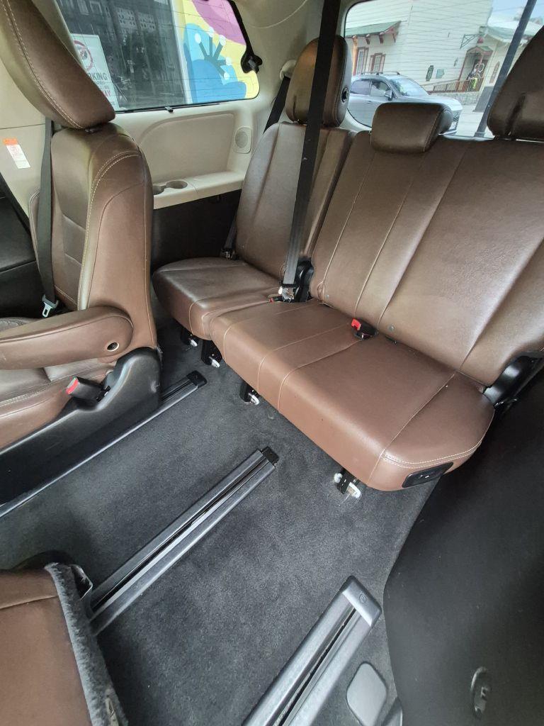 Toyota Sienna Limited Premium 7-Passenger 2017