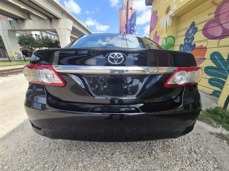 Toyota Corolla S 5-Speed MT 2012