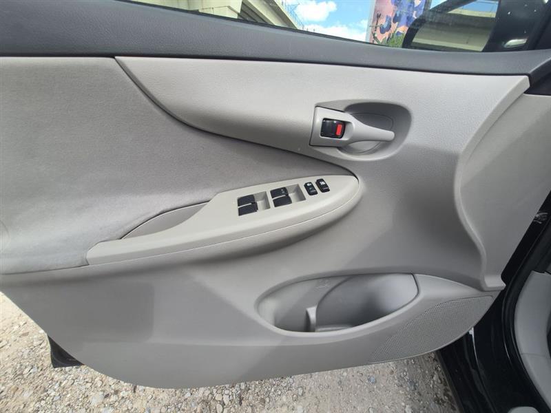 Toyota Corolla S 5-Speed MT 2012