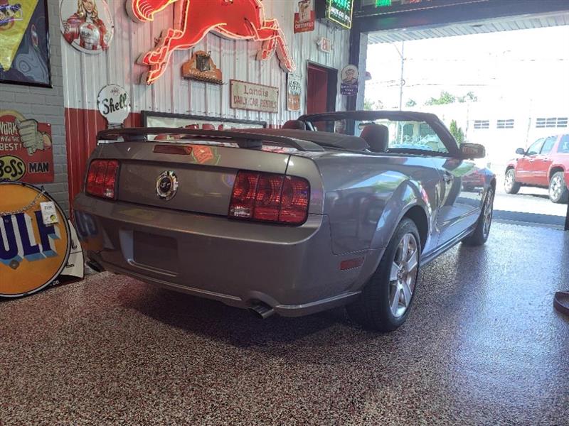 Ford Mustang GT Deluxe Convertible 2006