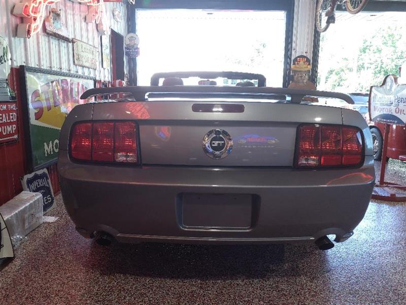 Ford Mustang GT Deluxe Convertible 2006