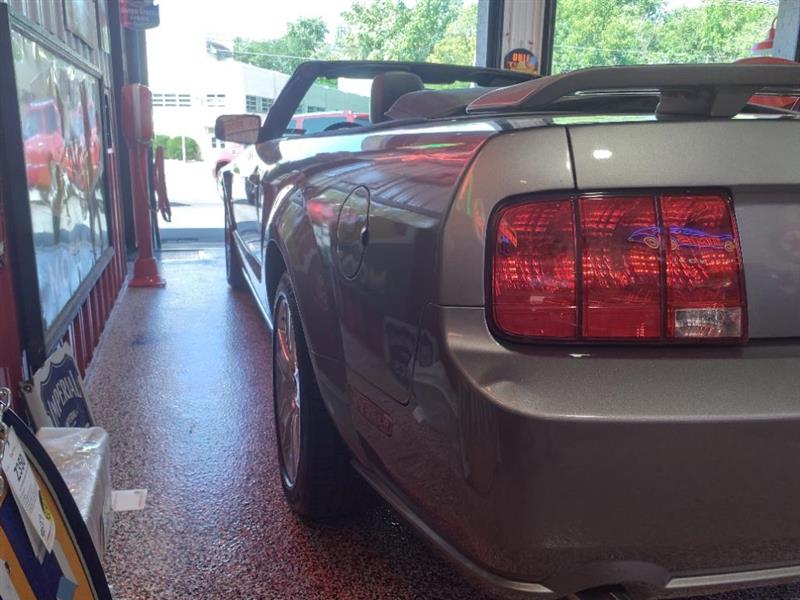 Ford Mustang GT Deluxe Convertible 2006