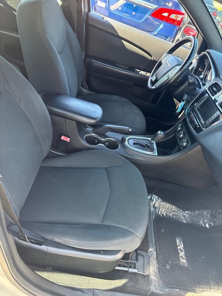 Chrysler 200  2012