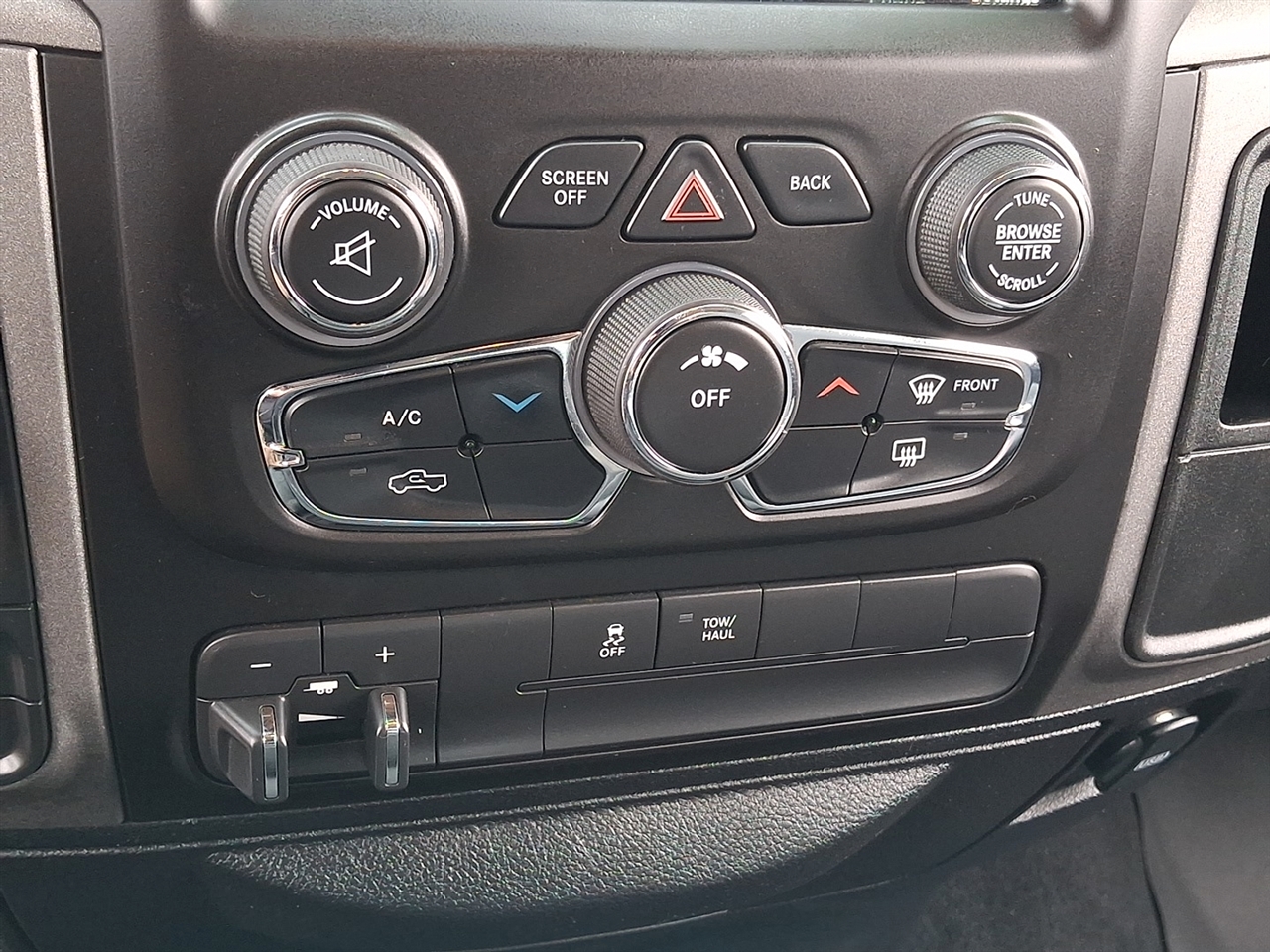 RAM 1500 Tradesman Crew Cab LWB 4WD 2015 RAM 1500 Tradesman Crew Cab LWB 4WD 2015