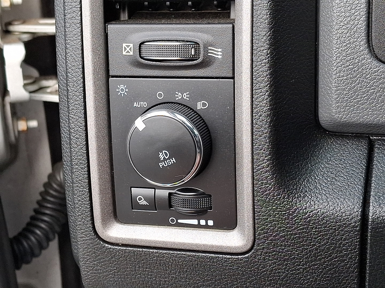 RAM 1500 Tradesman Crew Cab LWB 4WD 2015 RAM 1500 Tradesman Crew Cab LWB 4WD 2015