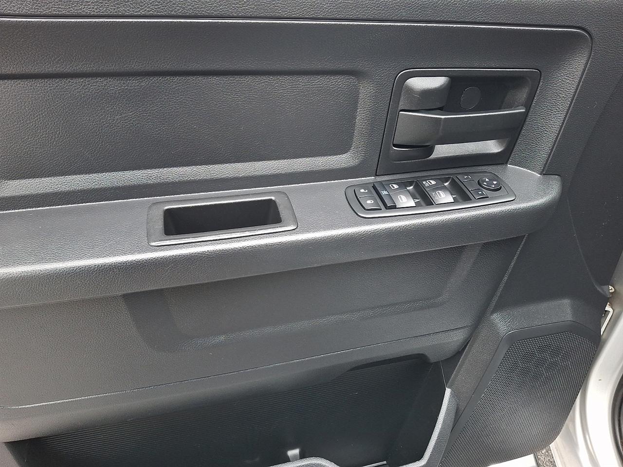 Dodge 1500 Tradesman Crew Cab SWB 4WD 2015