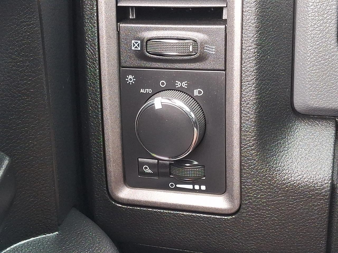 Dodge 1500 Tradesman Crew Cab SWB 4WD 2015