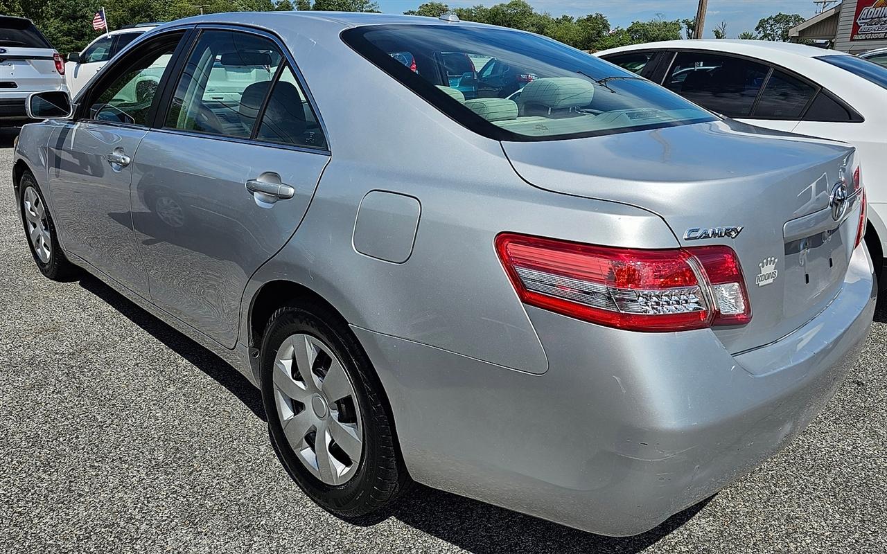 Toyota Camry LE 6-Spd AT 2011