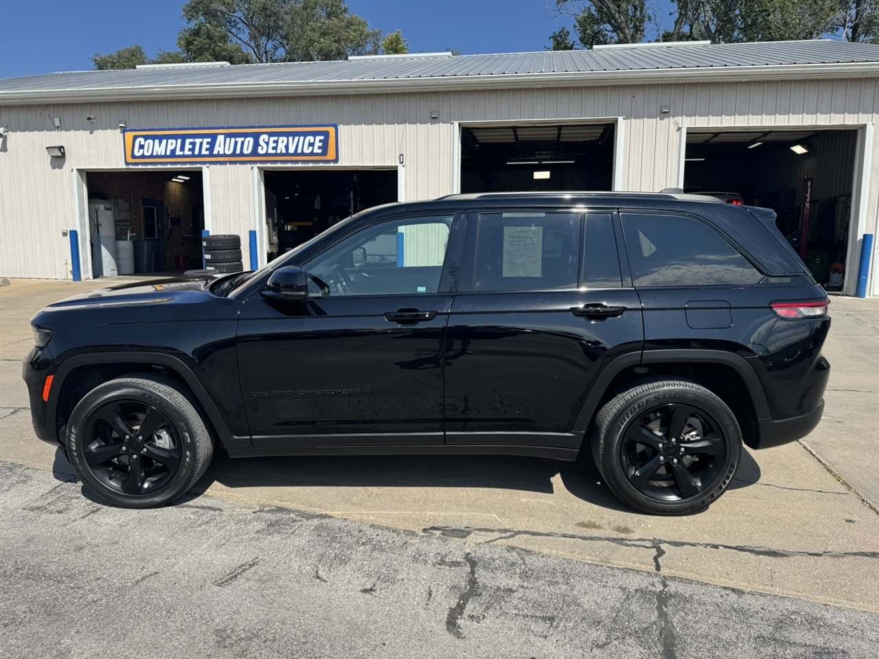Jeep Grand Cherokee Laredo 4WD 2023 Jeep Grand Cherokee Laredo 4WD 2023