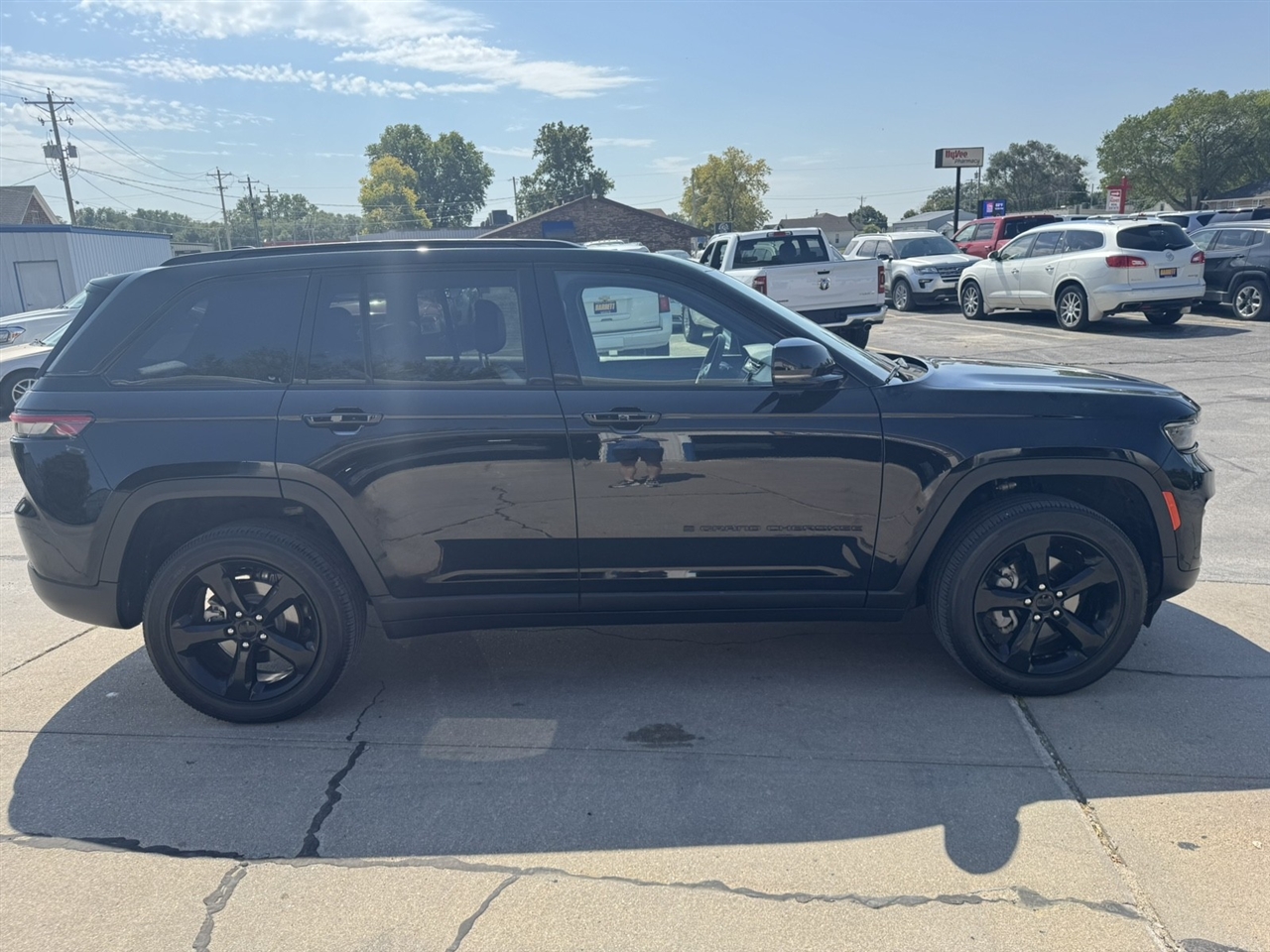 Jeep Grand Cherokee Laredo 4WD 2023 Jeep Grand Cherokee Laredo 4WD 2023