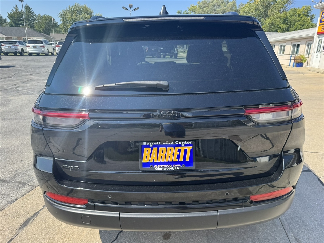 Jeep Grand Cherokee Laredo 4WD 2023 Jeep Grand Cherokee Laredo 4WD 2023