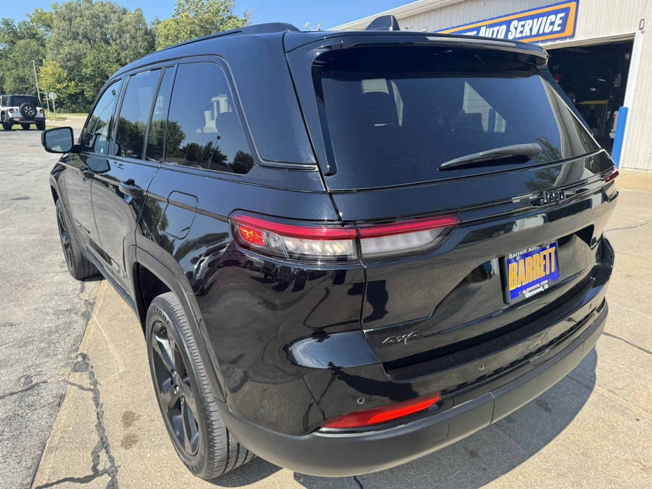 Jeep Grand Cherokee Laredo 4WD 2023 Jeep Grand Cherokee Laredo 4WD 2023