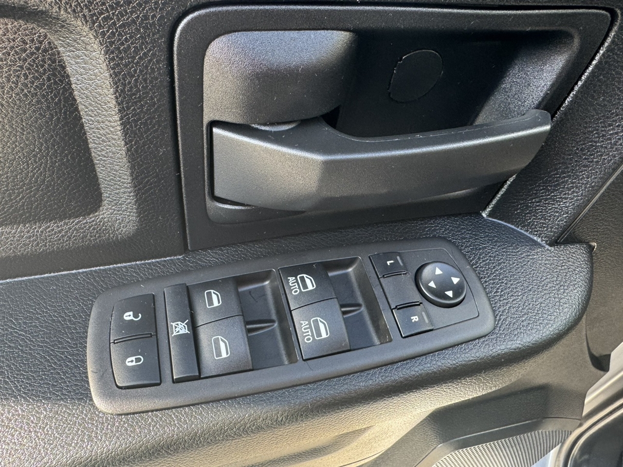 RAM 1500 Classic Tradesman Crew Cab SWB 4WD 2024