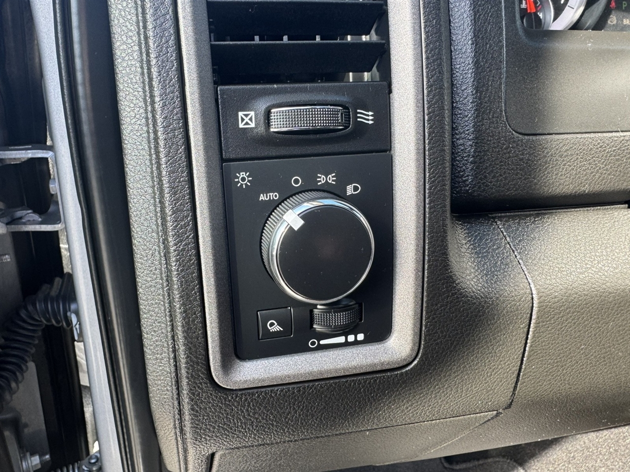 RAM 1500 Classic Tradesman Crew Cab SWB 4WD 2024