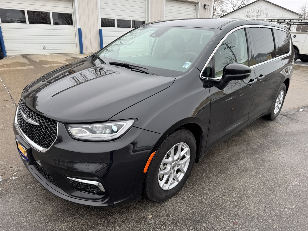 2023 Chrysler Pacifica Touring L's photo