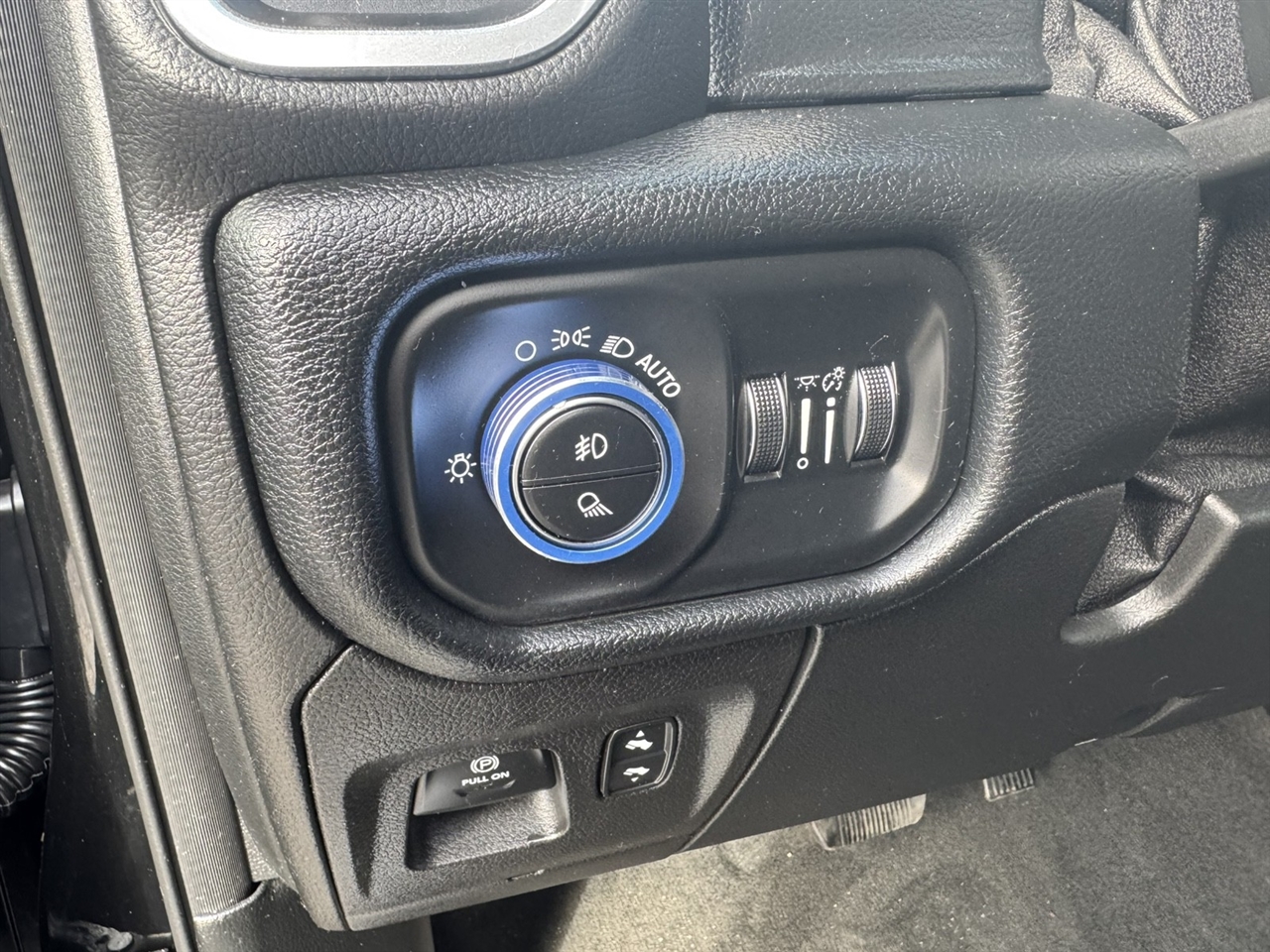 RAM 1500 Laramie Crew Cab SWB 4WD 2021