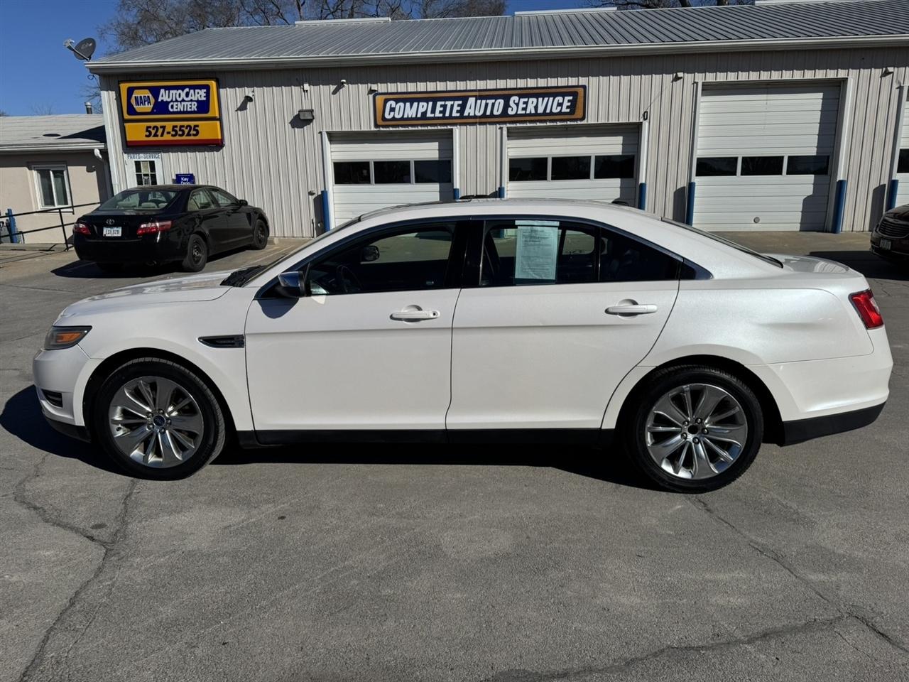 Ford Taurus Limited FWD 2010