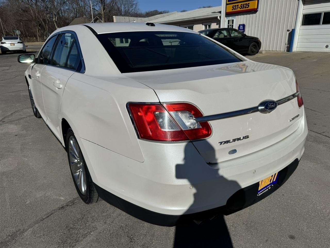 Ford Taurus Limited FWD 2010