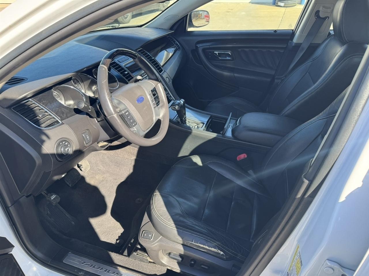 Ford Taurus Limited FWD 2010