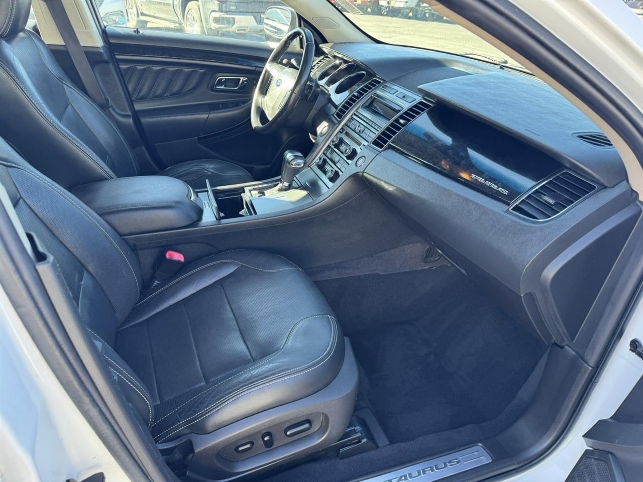 Ford Taurus Limited FWD 2010