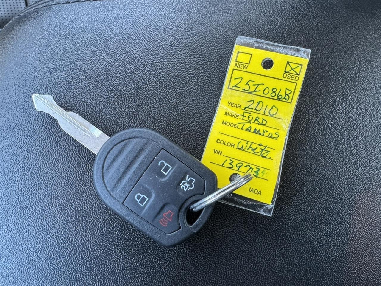 Ford Taurus Limited FWD 2010