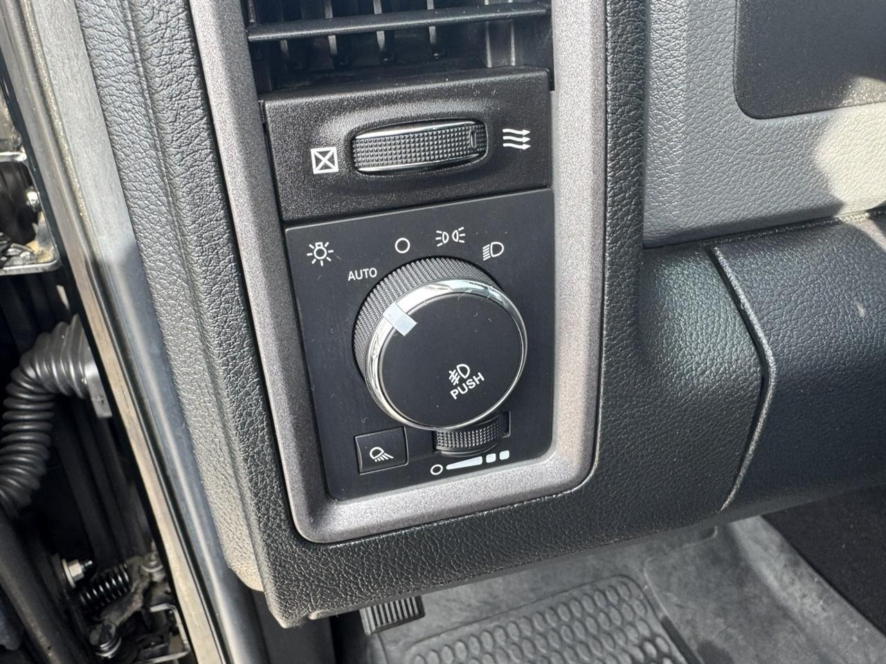 RAM 1500 Tradesman Quad Cab 4WD 2014