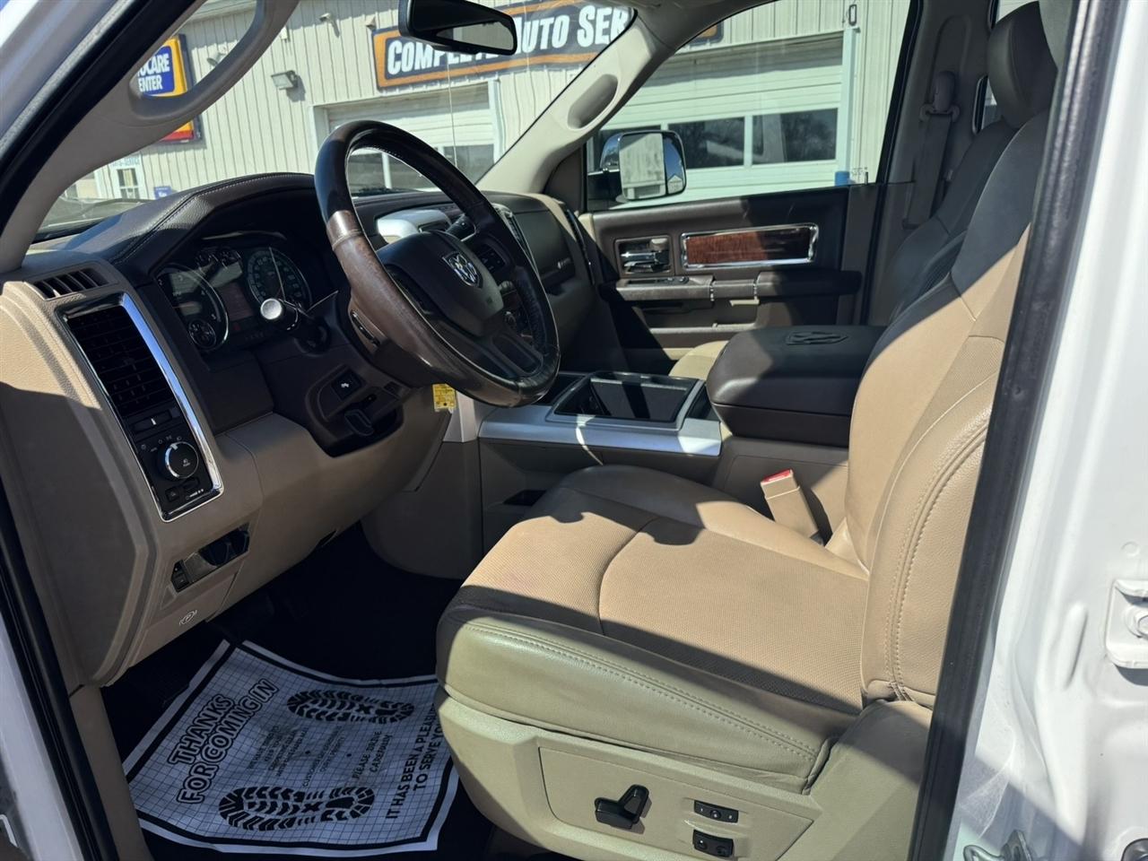 RAM 3500 Laramie Mega Cab 4WD 2012