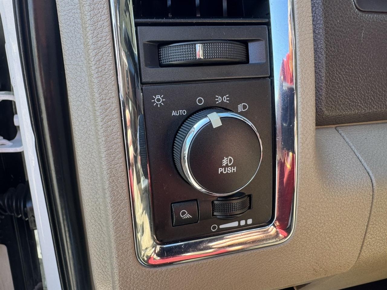 RAM 3500 Laramie Mega Cab 4WD 2012