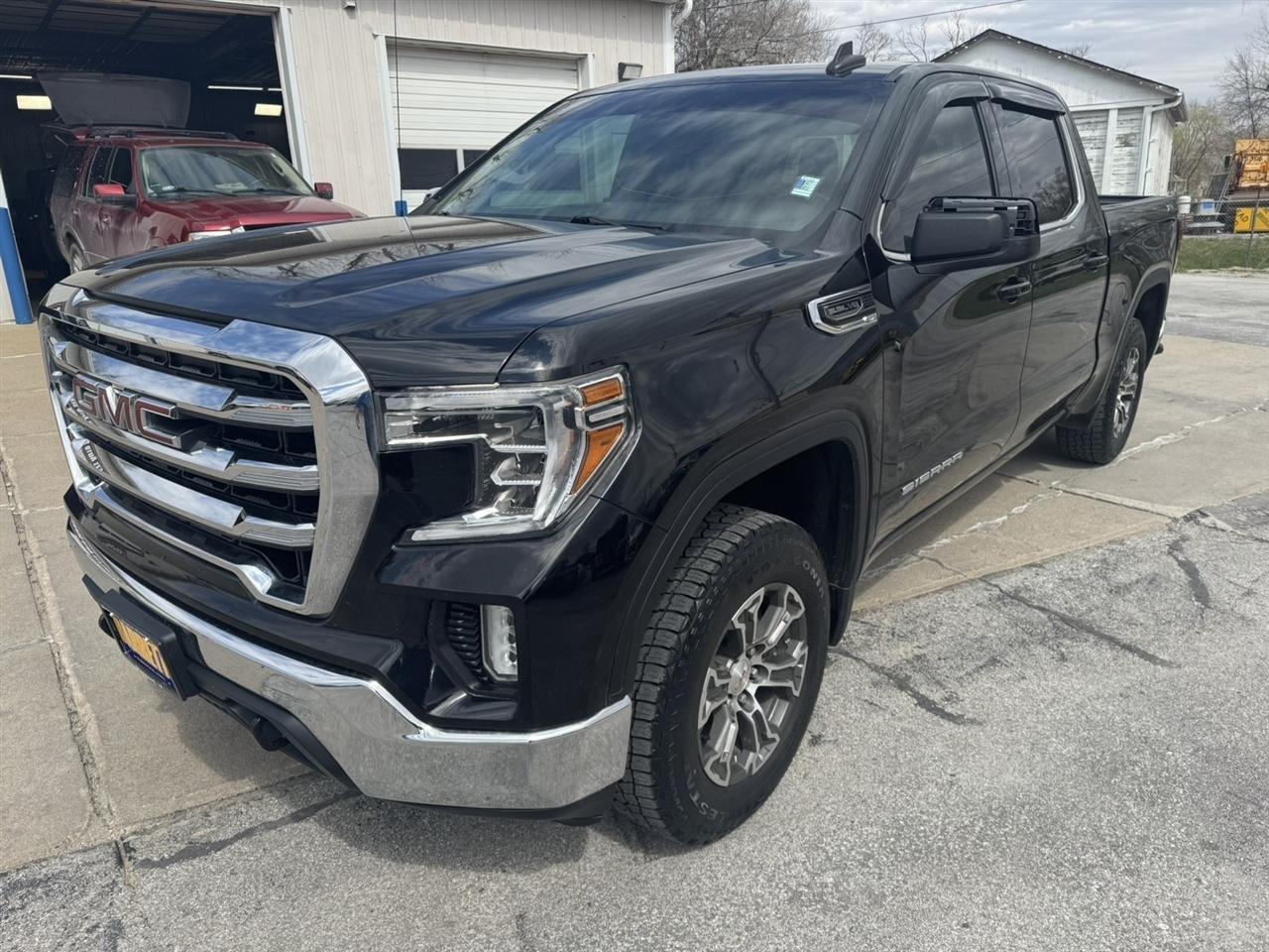 2019 GMC Sierra 4WD Crew Cab Short Box SLE's photo