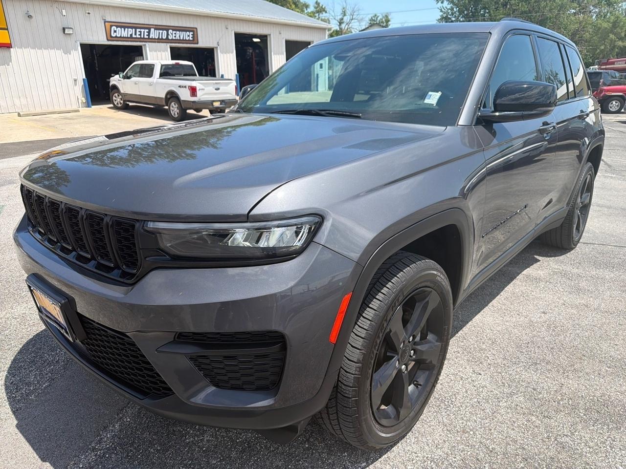 Jeep Grand Cherokee Laredo 4WD 2023