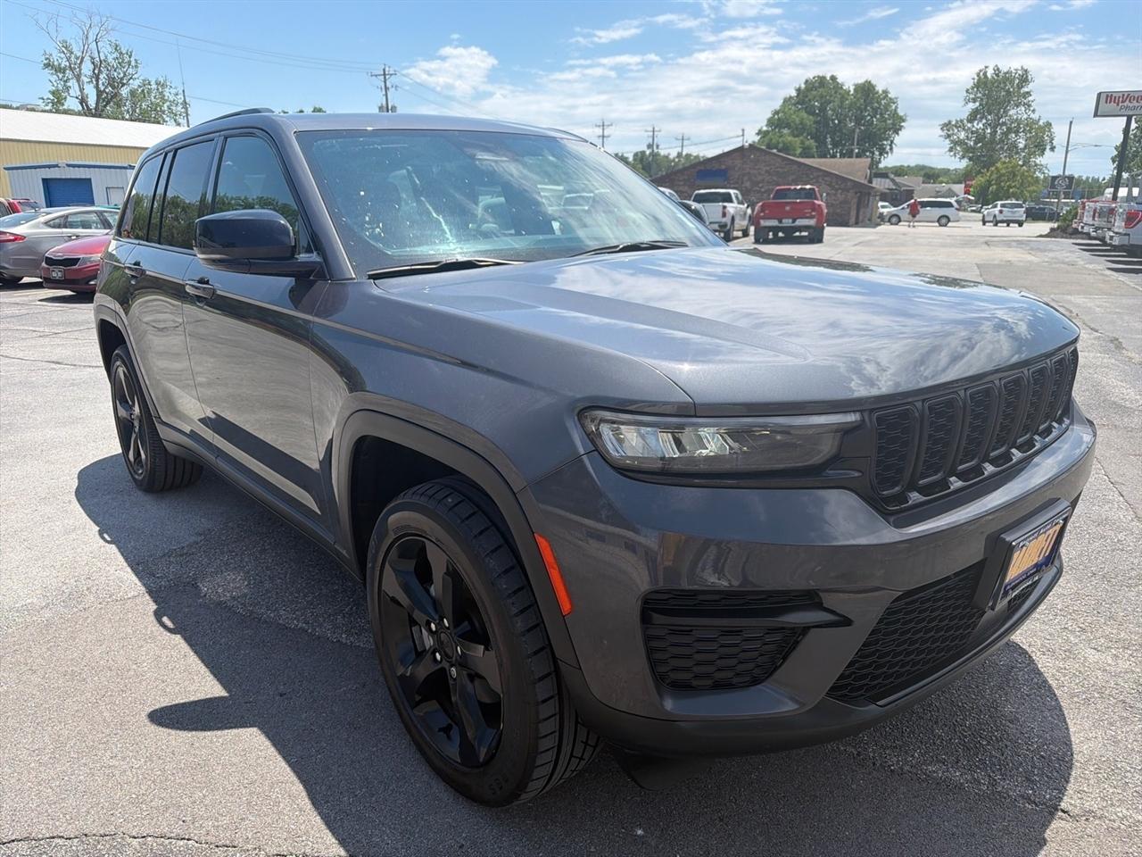 Jeep Grand Cherokee Laredo 4WD 2023